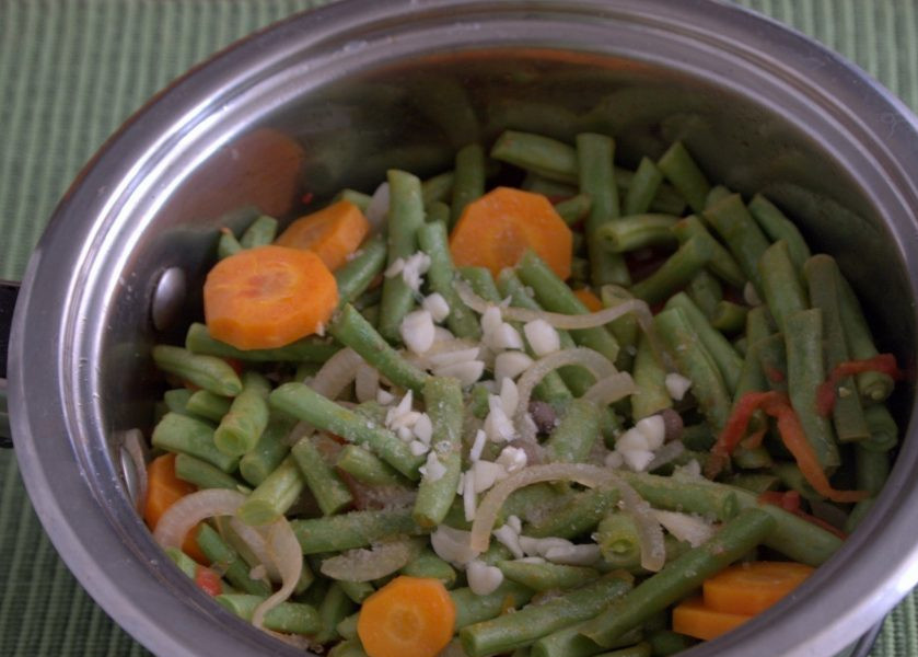 1. Этап. Салат из фасоли на зиму: 4. Когда овощи уменьшатся в размере, выкладываем фасоль и готовим еще 10 минут. Добавляем чеснок, специи, сахар и соль. Все перемешиваем и тушим еще 15 минут.