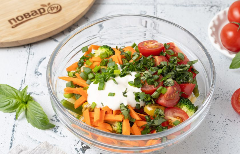 1. Этап. Салат Примавера: Переложите подготовленные овощи с макаронами в глубокую миску, добавьте соус и мелко порезанную зелень. Я использую свежий базилик и зеленый лук.