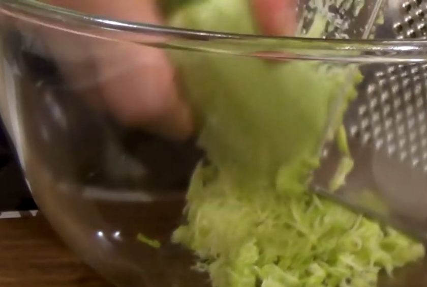 1. Этап. Маффины с кабачками: 1. Кефир, йогурт или простоквашу смешайте с содой. Кабачок натрите на мелкой терке, отожмите и слейте весь его сок. Натрите к нему луковицу и перемешайте.