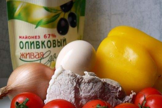 1. Этап. Салат с отварной свининой: 1. Мы привыкли на каждый праздник или торжество готовить мясные салаты. Предлагаю классический рецепт салата с отварной свининой, который станет отличной альтернативой привычному 