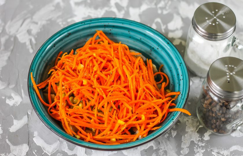 1. Этап. Салат из селедки с морковью: Добавьте туда же томленную морковь с чесноком.