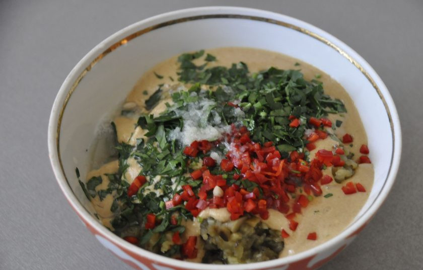 1. Этап. Бабагануш из баклажанов: Если любите поострее, измельчите одну треть перчика чили, зелень петрушки (кинзы), добавьте к баклажанам. Посолите, добавьте по вкусу лимонный сок, пару щепоток сахара для сбалансированности вкуса и оливковое масло. Размешайте.