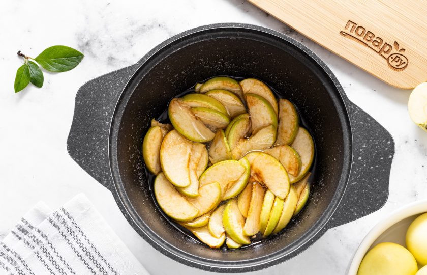 1. Этап. Варенье из яблок Белый налив: Затем на среднем огне доведите до кипения и варите 10 минут на небольшом огне.