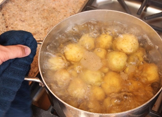 1. Этап. Картофельные дольки в специях: 1. Картофель вымойте и выложите в кастрюлю. Залейте холодной водой и отправьте на огонь. Доведите до кипения, посолите немного и проварите 5-7 минут. Лучше всего использовать картофель небольшого размера.