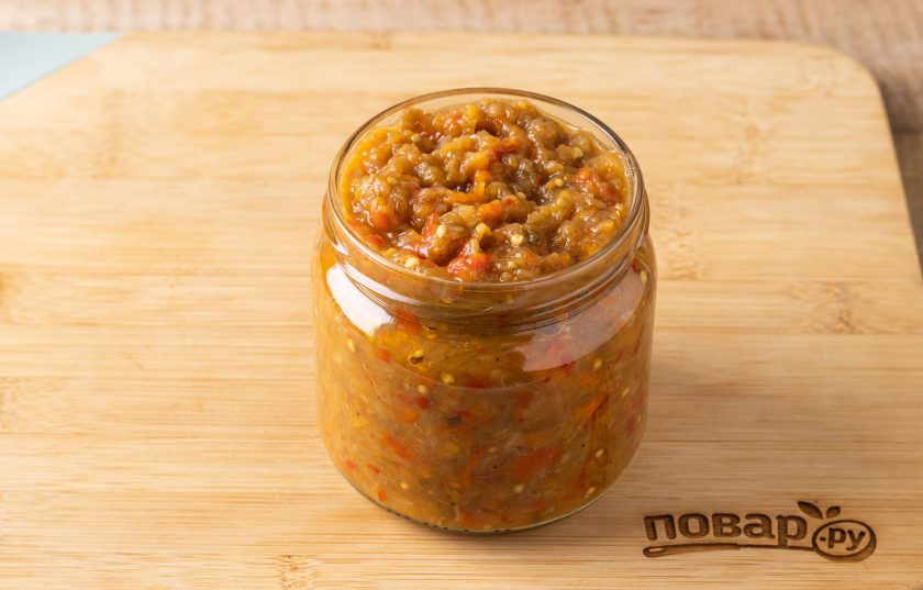 1. Этап. Айвар с баклажанами на зиму: Разложите горячий айвар в чистую стерилизованную баночку.