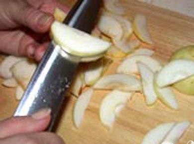 1. Этап. Пирог с мясом и яблоками: 2. Промываем хорошо яблоки, режем на половинки и сердцевину вырезаем. Тонкими ломтиками нарезаем яблоки, чтобы они не потемнели, сбрызгиваем лимонным соком.