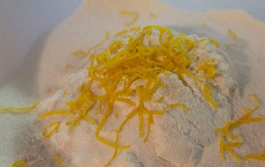 1. Этап. Булочка с повидлом: 1. В глубокой мисочке соедините просеянную муку, дрожжи, сахар и щепотку соли. Вымойте, обсушите лимон и натрите цедру. Добавьте ее к сухим ингредиентам. Булочка с повидлом в домашних условиях будет с легкой цитрусовой ноткой.