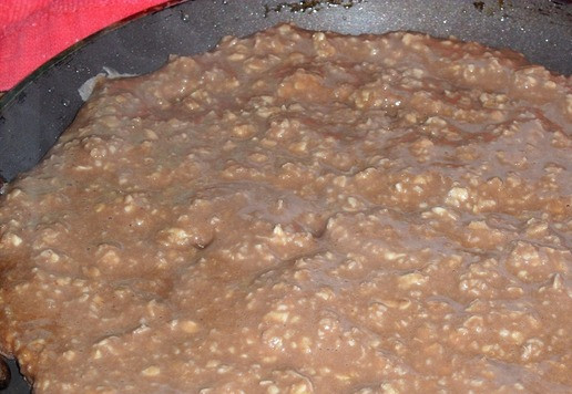 1. Этап. Шоколадный овсяноблин с бананом: Сковороду ставим на огонь. Хорошо разогреваем. Смазываем ее растительным маслом. Выливаем в сковороду приготовленное овсяное тесто. Равномерно распределяем. Убавляем огонь до минимального значения, накрываем сковороду крышкой и готовим блин в течении 3 минут.