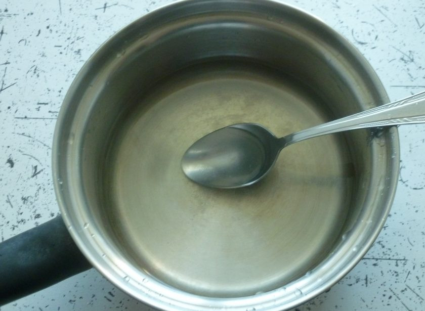 1. Этап. Веганский пирог с кокосом: Для пропитки в небольшой кастрюльке смешайте 125 мл кипятка, сок половины лимона и 5 г сахара. Готовый пирог сразу же наколите вилкой и полейте пропиткой.