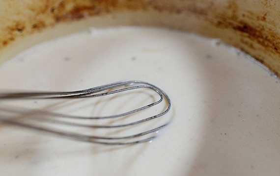 1. Этап. Паста со шпинатом и артишоками: Вливаем молоко, быстро взбиваем.