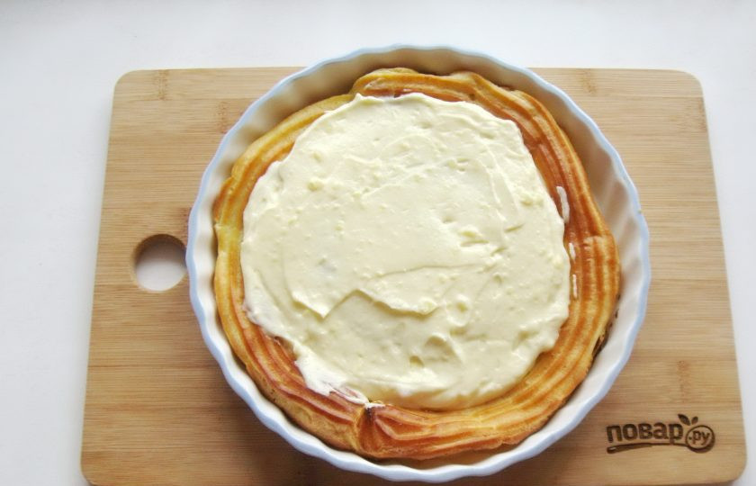 1. Этап. Торт Сент-Оноре: Выложите крем на корж.