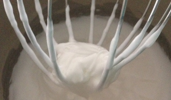 1. Этап. Бисквитный рулет с брусничным суфле: 5. Оставшиеся три белка надо взбить, постепенно вводя сахар, до плотных пиков.