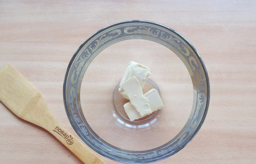 1. Этап. Кростата с вишней: Мягкое сливочное масло выложите в миску.