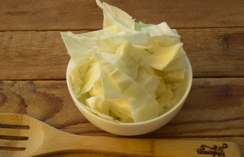 1. Этап. Маринованная капуста по-корейски: Капусту белокочанную нарезаем крупными кусками.