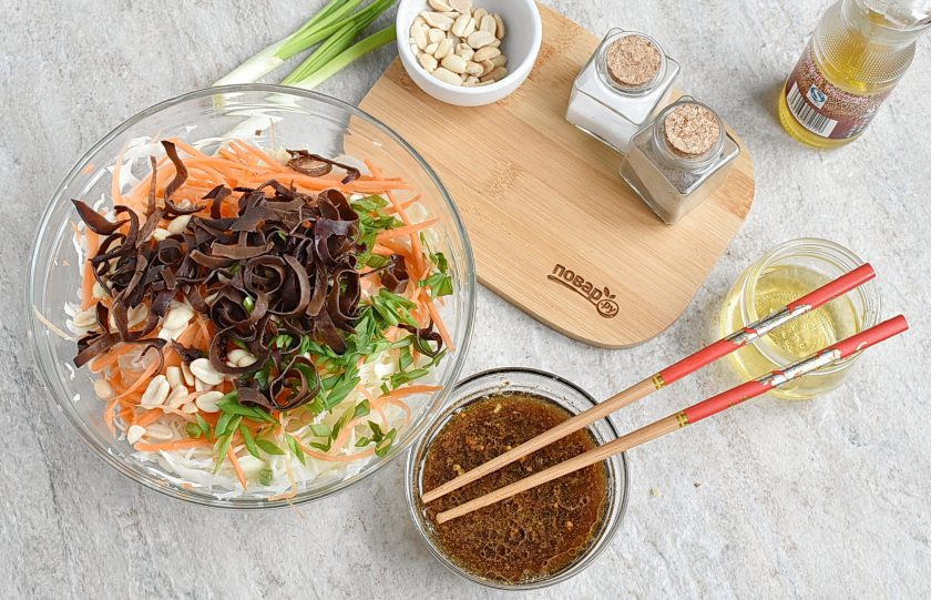 1. Этап. Китайский салат из капусты: Смешайте в мисочке подогретый бульон с кунжутным маслом, медом, рисовым уксусом, соевым соусом, измельченным чесноком, острым перцем и китайскими пряностями. Хорошо взбейте и заправьте салат.