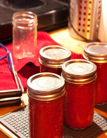 1. Этап. Земляничное пюре: Пока варится пюре, можно простерилизовать банки и крышки. Когда пюре остынет, его можно раскладывать по банкам.