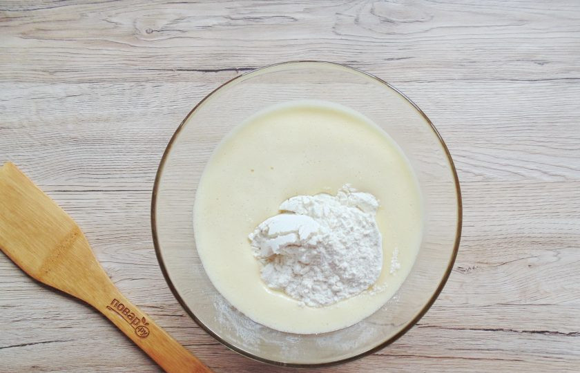 1. Этап. Медовик с вишней и сметанным кремом: Перелейте полученную массу в миску и постепенно добавьте муку.