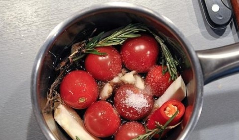 1. Этап. Медальоны: Приготовим ароматное масло для мяса: выкладываем помидоры, раздавленный чеснок, сельдерей, розмарин, тимьян, половину чили в сотейник. Затем добавляем соль по вкусу, бальзамик и оливковое масло, отправляем сотейник на небольшой огонь. Как только масло закипело, убираем с огня.