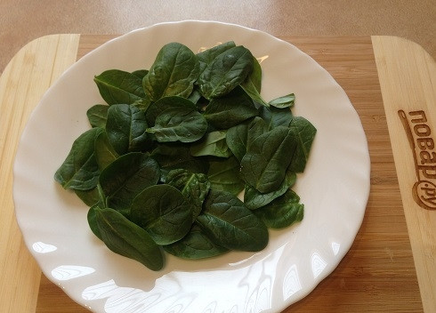 1. Этап. Салат из свеклы с яблоками и шпинатом: 1. Листья шпината тщательно промойте и максимально обсушите. Выкладываем шпинат на тарелку.