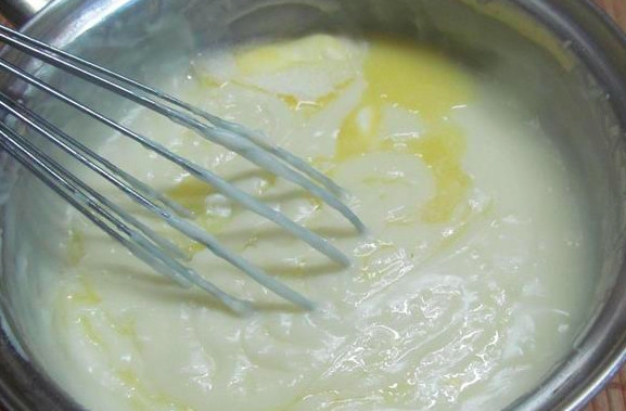 1. Этап. Торт на скорую руку: Сюда же вливаем молоко и варим крем до загустения. Получается своего рода сладкий Бешамель.