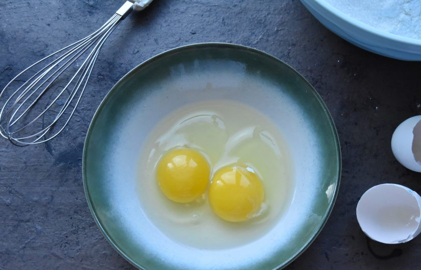 1. Этап. Пышные панкейки рецепт на кефире: Подготовьте жидкие ингредиенты. В миске размешайте яйца.