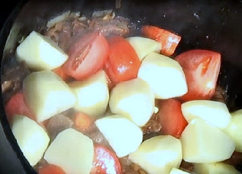 1. Этап. Бастырма: Очищенный картофель нарезаем на 3-4 части и выкладываем поверх помидоров.