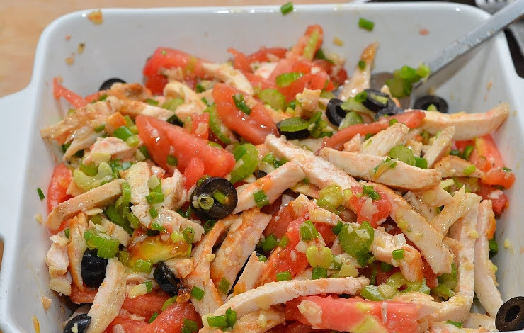 1. Этап. Салат Мясной с курицей: 4. Заправляю салат приготовленным соусом и перемешиваю. Оставляю его на пару минут.