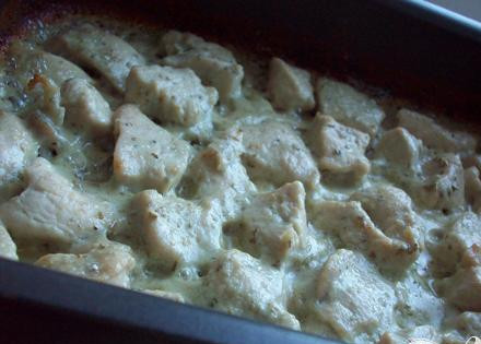 1. Этап. Куриное филе в соусе из сливок и сыра дор-блю: 5. Приготовим форму и выложим туда курицу. Заливаем соусом. Минут на пятнадцать ставим в разогретый духовой шкаф. Для того, чтобы соус больше загустел, можно подержать форму в духовке немного больше времени.