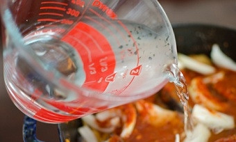 1. Этап. Рыбный суп из скумбрии: Добавьте воду и томите на медленном огне 15-20 минут.