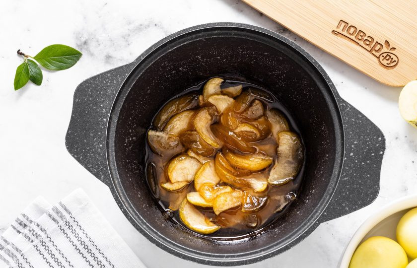 1. Этап. Варенье из яблок Белый налив: После верните кастрюлю на плиту и повторите предыдущий шаг еще 2 раза. В последний раз при варке добавьте лимонный сок.