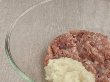 1. Этап. Ёжики с подливой: Лук очищаем и измельчаем, можно блендером, можно прокрутить через мясорубку. Добавляем соль. Если готовите для себя, можно добавить молотого перца, ароматных сухих трав.