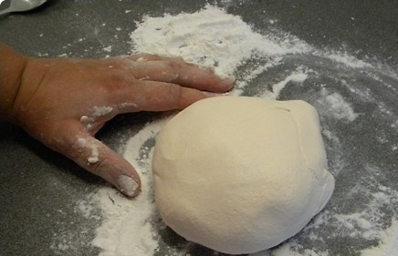 1. Этап. Торт Косметичка: 4. За это время можно приготовить мастику. Она должна получиться мягкой и эластичной.