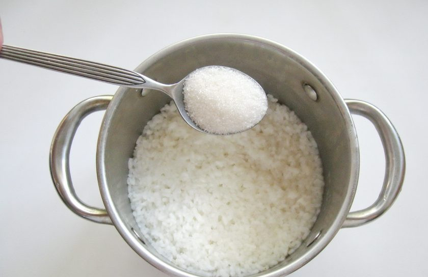 1. Этап. Сладкая рисовая каша со сливой: Варите рис до тех пор, пока он хорошо не разварится. Если вода выкипит, то налейте еще. Воду не жалейте. Чем больше разварится рис, тем вкуснее будет каша. Добавьте соль и сахар. Обязательно помешивайте рис.