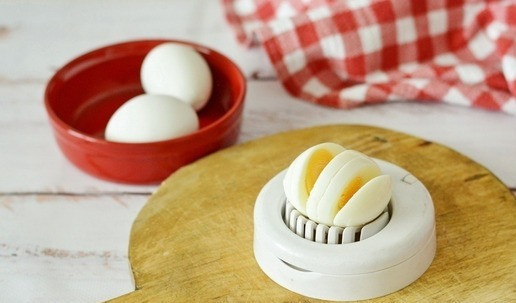 1. Этап. Бутерброды с селёдкой и яйцом: Яйца сварите вкрутую, очистите и нарежьте на тонкие ломтики вдоль яйца. Удобно это делать при помощи яйцерезки - так все ломтики будут ровные.