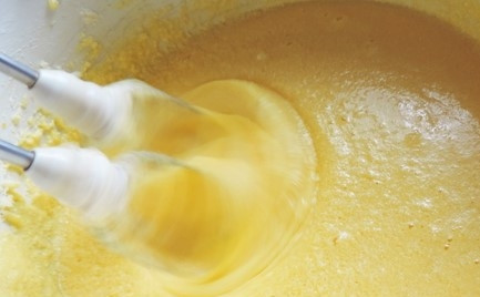 1. Этап. Торт Женский каприз: 2. Во взбитое масло добавляйте яйца по одной штуке. Добавив яйцо, каждый раз взбивайте по одной минуте. В конце положите сметану. Взбивайте до образования однородности.