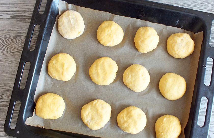 1. Этап. Пряники из тыквы: По истечении времени сформуйте пряники. Вес одной заготовки 65-75 грамм. Выложите на противень застеленный пекарской бумагой. Поставьте в разогретую до 180 градусов духовку на 25 минут. Учитывайте особенности своей духовки.