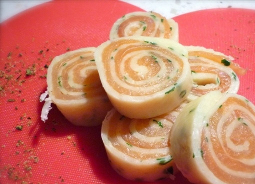 1. Этап. Сырные рулетики с семгой: 7. Достаньте из холодильника. Снимите пленку и нарежьте на кусочки. Выложите красиво на блюдо. Все готово к подаче гостям. Приятного аппетита.