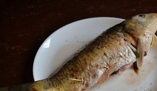 1. Этап. Запекание карпа в духовке: 6. Закрепите края зубочисткой.