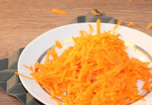 1. Этап. Блинные конвертики с индейкой и картофелем: 7. Морковь трем на крупной терке.