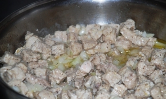 1. Этап. Вкусный пирог с мясом: Чистим и мелко нарезаем лук. Обжариваем его несколько минут на растительном масле, затем добавляем мясо и обжариваем на сильном огне минут 5, пока мясо не станет однородного цвета.