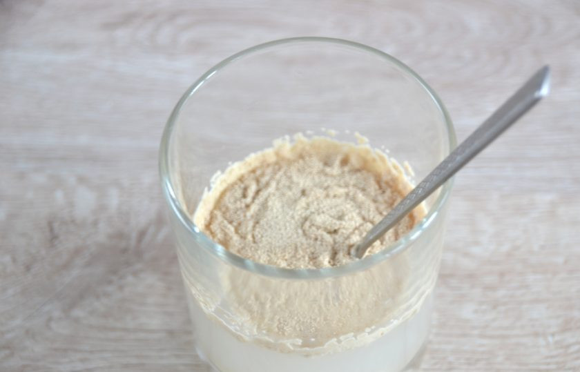 1. Этап. Батон на кефире: Растворите в воде сухие быстродействующие дрожжи, оставьте на 5 минут.