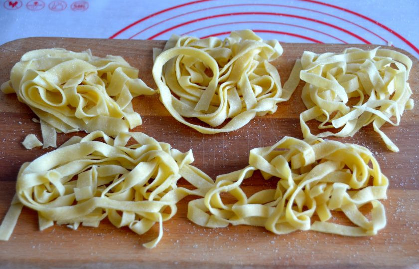 1. Этап. Тальятелле болоньезе: Встряхните полоски тальятелле, сверните их 