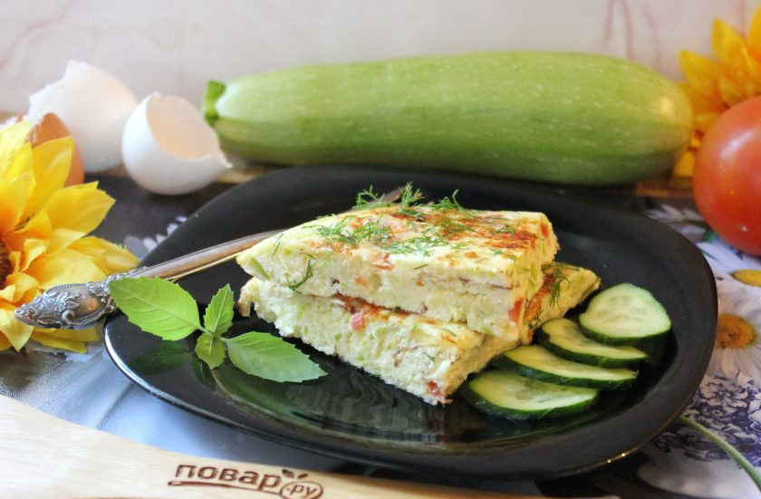 1. Этап. Омлет с сыром и кабачком: Нарежьте на порции и подавайте омлет к столу. Приятного аппетита!