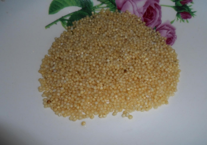 1. Этап. Уха из семги с пшеном: 4. Пшено промываем до прозрачной воды и за пять минут до полного приготовления картофеля добавляем его к остальным ингредиентам.