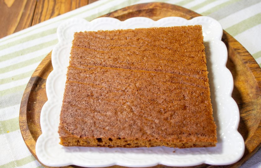 1. Этап. Медовик без сахара: Соберите торт: на тарелку выложите 1 корж.