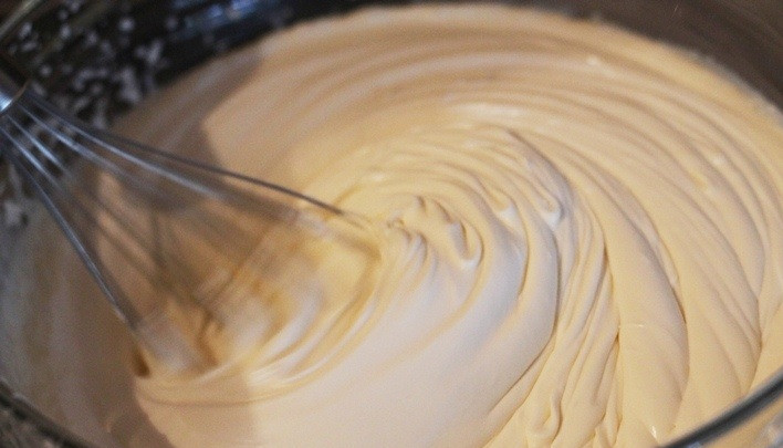 1. Этап. Блинный пирог: 4. Взбейте все до однородности и пышности. Крем должен увеличиться в объеме и стать воздушным. Для аромата добавьте щепотку ванилина или корицы, например.