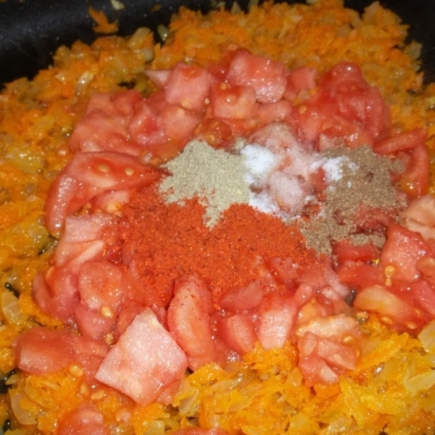 1. Этап. Икра баклажанная по-грузински: К обжаренным луку и моркови добавить мелко нарезанные помидоры, соль и специи.