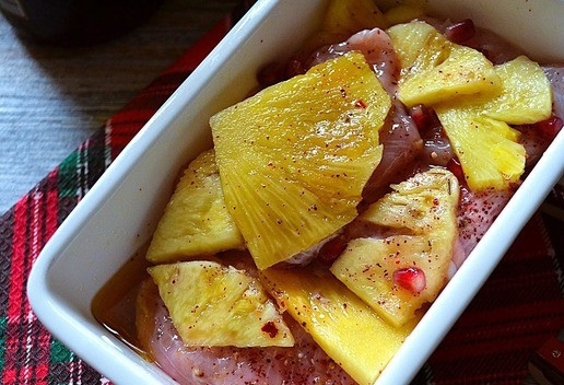 1. Этап. Индейка с ананасами на гриле: За 6 часов маринования ананас выделил сок.