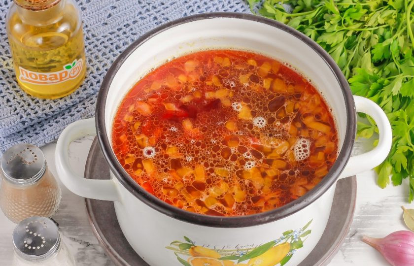 1. Этап. Борщ из печеной свеклы с вином: Добавьте натертую свеклу и свекольный сок, соль. Можно всыпать и другие приправы, пряности по вкусу.