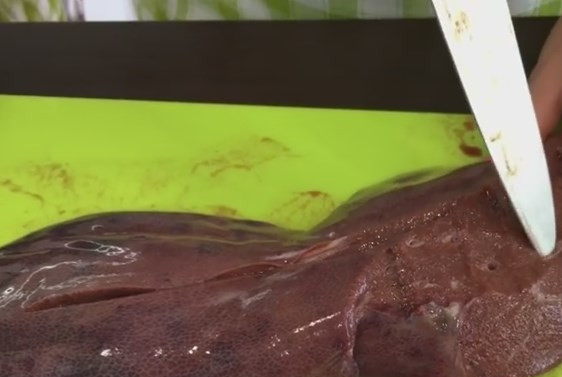 1. Этап. Обалденный домашний печеночный паштет: 1. Печень необходимо почистить от прожилок, пленки и других лишних элементов. Нарежьте на небольшие части, сложите в кастрюлю с водой, накройте крышкой и поставьте вариться.